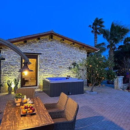 Villa Aspasia With Private Jacuzzi - Oasis Resort Kokkinos Pirgos Esterno foto