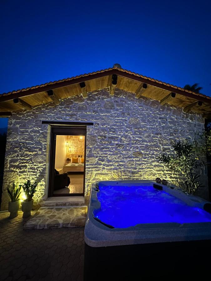 Villa Aspasia With Private Jacuzzi - Oasis Resort Kokkinos Pirgos Esterno foto